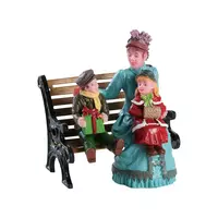 Lemax sitting together kerstdorp figuur type 3 Caddington Village  2018