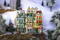 Lemax the holly jolly hotel facade Caddington Village  2024 - afbeelding 2